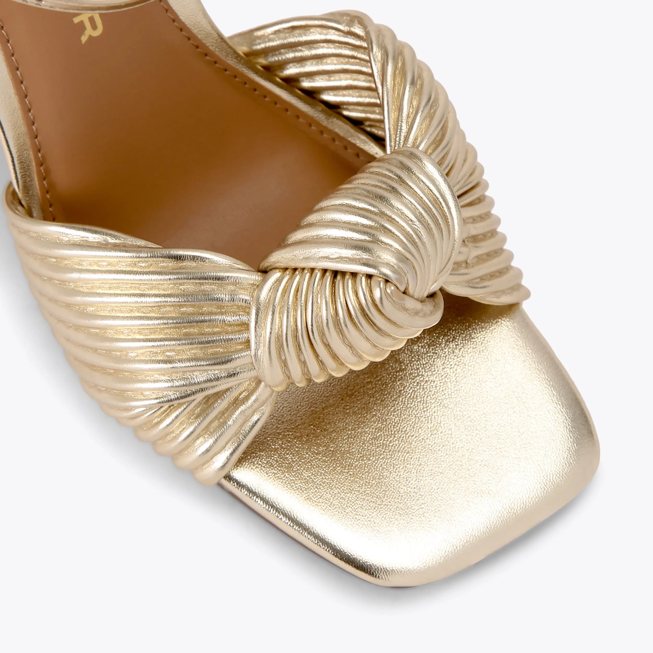 SIGNET HEEL